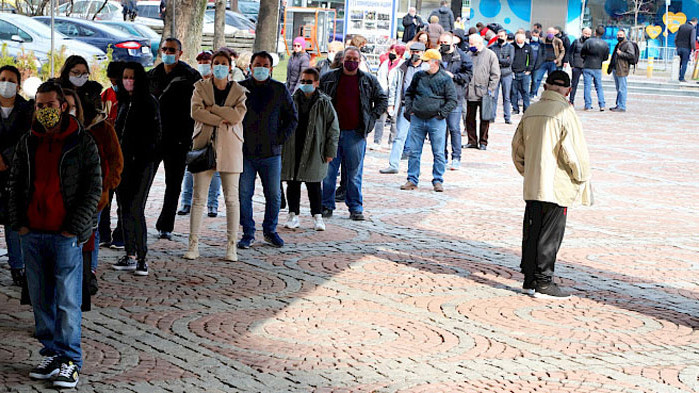 Дълга опашка от желаещи да се ваксинират се изви пред